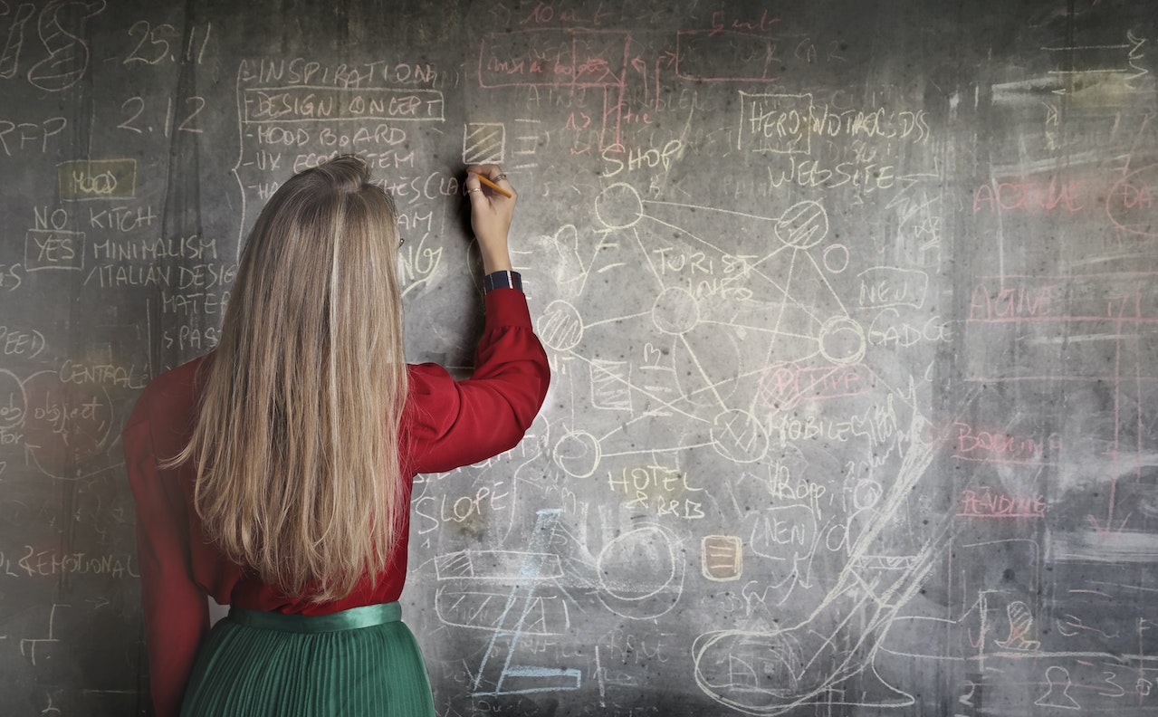 learn-dutch-expats-pexels-andrea-piacquadio-3769714